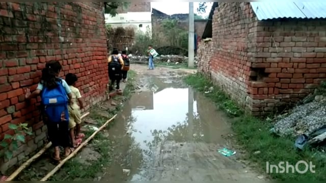 टड़वागुलाम ग्राम पंचायत में सड़कों पर भरा गंदा पानी बच्चों सहित ग्रामीणों को आने-जाने में हो रही भारी दिक्कतें 