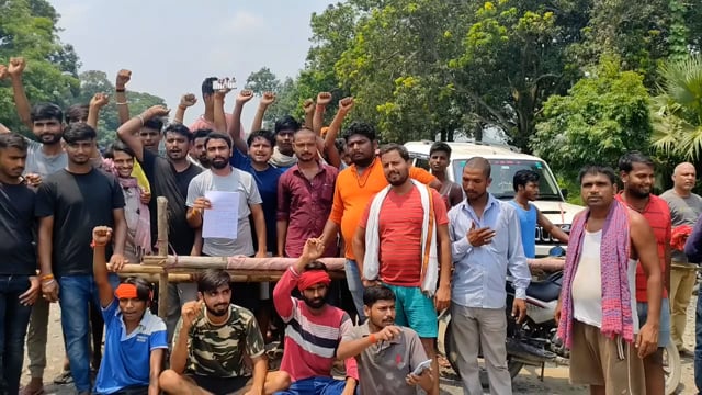 सिमरी बख्तियारपुर बरियाही एनएच 107 बलथी भीखा गाछी  के समीप आक्रोशित ग्रामीणों ने किया सड़क जाम