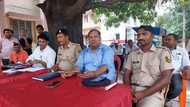 मोहर्रम पर्व को शांतिपूर्ण मनाने को लेकर सिरदला थाना परिसर में की गई शांति समिति की बैठक