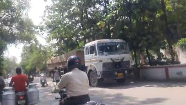 थाना नवाबगंज में अचानक दगा डंपर का टायर बाल बाल बची महिला