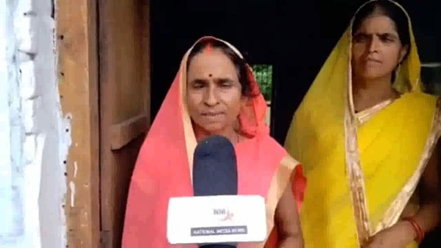 तरबगंज: जर्जर हुआ आंगनवाड़ी केंद्र प्राथमिक विद्यालय में चल रही क्लास