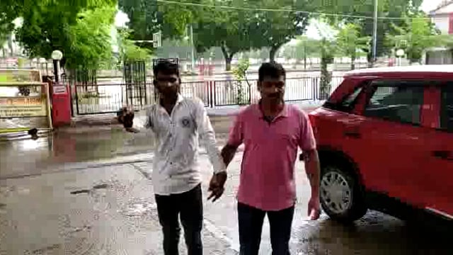 चार बदमासों ने ईट व्यापारी से कैस छीनने की कोशिश की नाकाम होने पर चाकू से किया हमला,