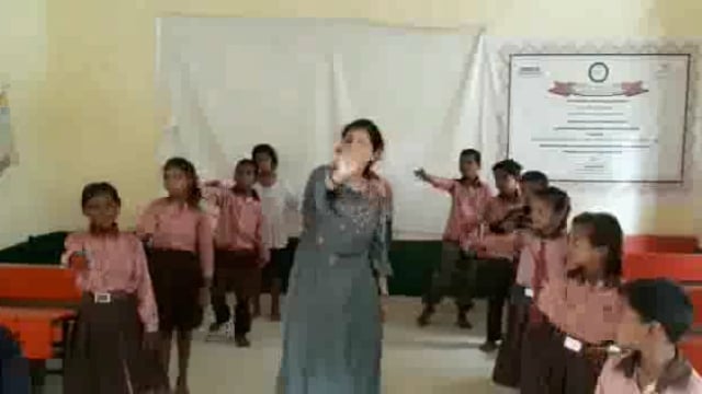 कमाल का है भियामऊ सरकारी विद्यालय  की टीचर के पढ़ाने का तरीका खेल खेल में बच्चे कर रहे पढ़ाई
