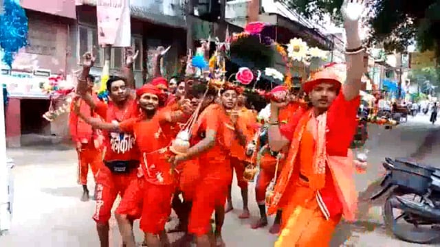 डीजे की धुन पर थिरकते हुए कावड़िए निकले मिर्जापुर से शिवद्वार लिए