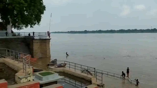 उफनती गंगा में बच्चे कर रहे हैं खतरनाक स्टंट