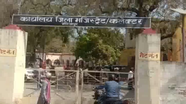 पशुपालन विभाग के बाबू ने नौकरी के नाम पर लिया एक लाख रुपये नौकरी न मिलने युवक पहुंचा डीएम कार्यालय