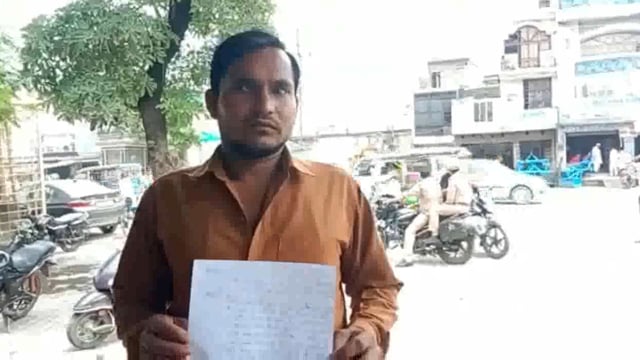 थाना खतौली में पहुंचे युवक ने छत के ऊपर से जा रही विद्युत लाइन को हटवाने और जई के खिलाफ कार्रवाई करने की उठाई मांग।