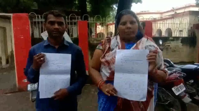 दबंग महिला का नहीं बनने दे रहे है घर महिला पहुंची डी एम कार्यालय कार्रवाई की मांग