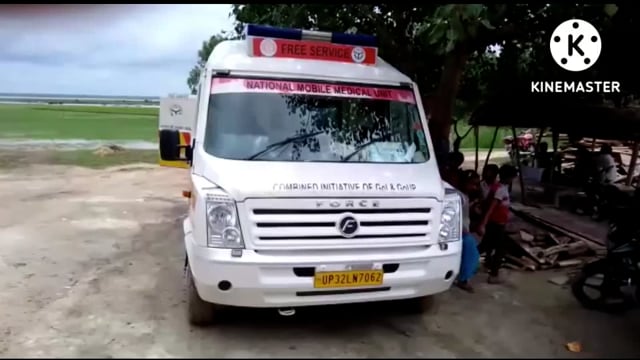 सीएचसी अधीक्षक डॉक्टर संतोष कुमार सिंह ने सिरौलीगौसपुर के बाढ़ प्रभावित गांवों में कराया दवाओं का वितरण 