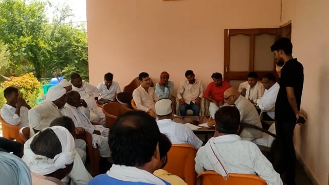 इटवा स्थित अपने आवास पर पूर्व विधानसभा अध्यक्ष व इटवा विधायक माता प्रसाद पांडे ने क्षेत्रवासियों की सुनी समस्या