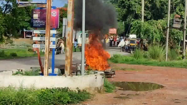 भड़रिया में HP पेट्रोल पंप पर बाइक में लगी आग चालक बाल-बाल बचा मैनेजर ने जान जोखिम में डालकर बाइक को पंप से किया बाहर