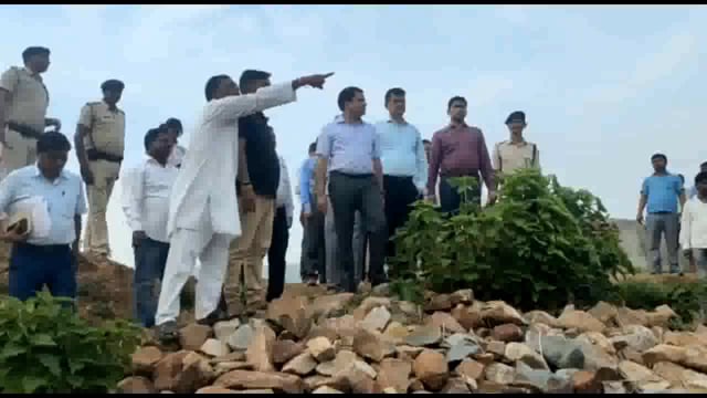 नौ करोड़ की लागत से मृत पड़ी योजना का होगा जीणोद्धार ।
धरहरा के सतघरवा जलाशय योजना की जांच को पहुंचे विभागीय सचिव ।

#@m