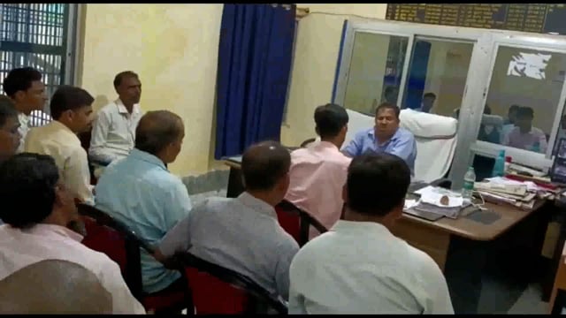 प्रखंड विकास पदाधिकारी ने सिरदला प्रखंड कार्यालय में आवास सहायकों के साथ की बैठक