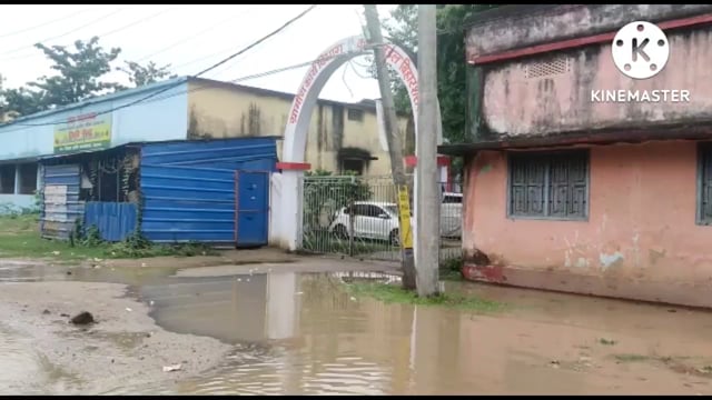 बीती रात हुई मूसलाधार बारिश से शहर का जनजीवन हुआ अस्त-व्यस्त सरकारी कार्यालय के समीप लगा जलजमाव