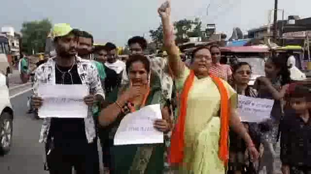 राष्ट्रपति पर अभद्र टिप्पणी से नाराज युवा मोर्चा व महिला मोर्चा के सदस्यों ने सिधौली में अधीर रंजन का पुतला फूंका