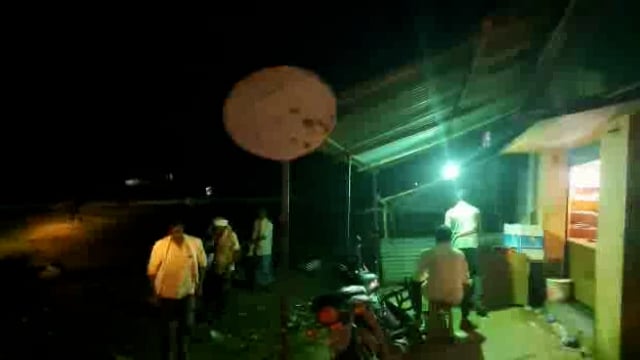 थाना शोहरतगढ़ के चौकी खुनवा भारत नेपाल बॉर्डर पर रात के अंधेरे में खुले आम हो रहा है तस्करी वीडियो हुआ वायरल