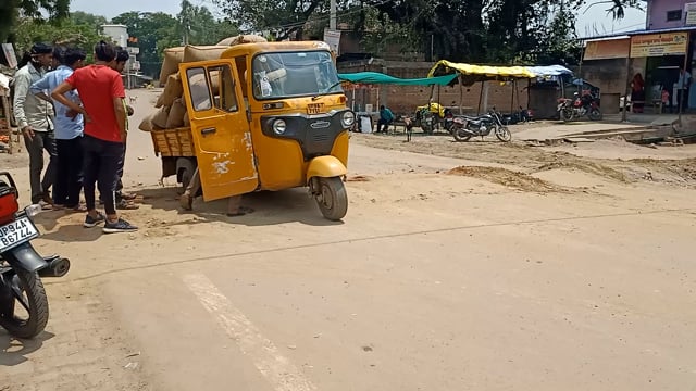 हर घर जल योजना के तहत खोदी गई मेन सड़क पर तो घंटो फसी गई टैक्सी