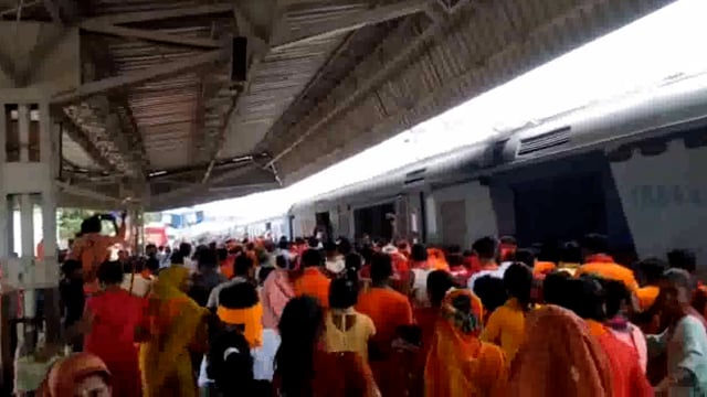 सावन के तीसरी सोमवार को बाबा मटेश्वर धाम में जलाभिषेक  हेतु सिमरी बख्तियारपुर उमड़ी कांवरियों की भीड़