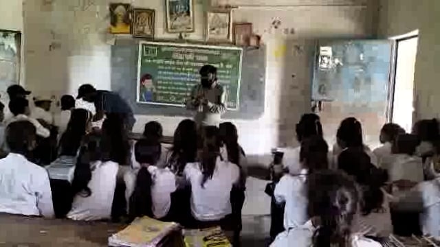 आनंद राज।    
थरथरी प्रखंड मध्य विद्यालय स्कूल में छात्र एवं छात्रों को चाइल्ड लाइन के तरफ से उसके बारे में बातये





