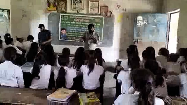 आनंद राज।    
थरथरी प्रखंड मध्य विद्यालय स्कूल में छात्र एवं छात्रों को चाइल्ड लाइन के तरफ से उसके बारे में बातये





