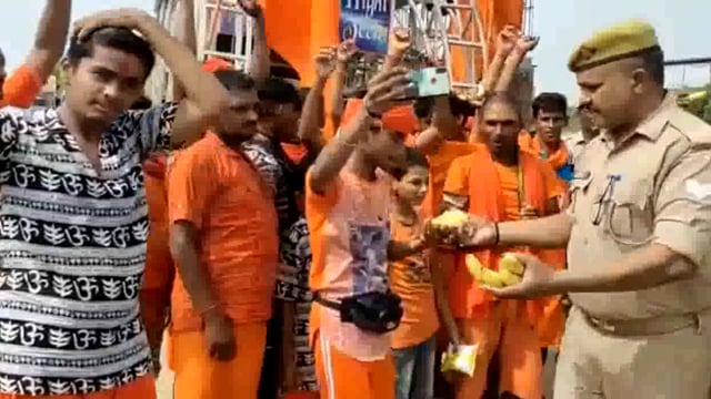 कांवड़ियों पर पुलिस ने फूलों की वर्षा कर किया स्वागत
