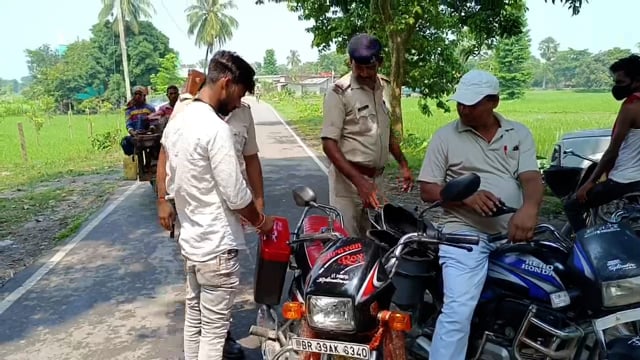 कोठी टोला गांव के अधिप्राप्ति पैक्स केंद्र के पास पुलिस ने चेकिंग अभियान चलाकर 18 वाहन किए चेक