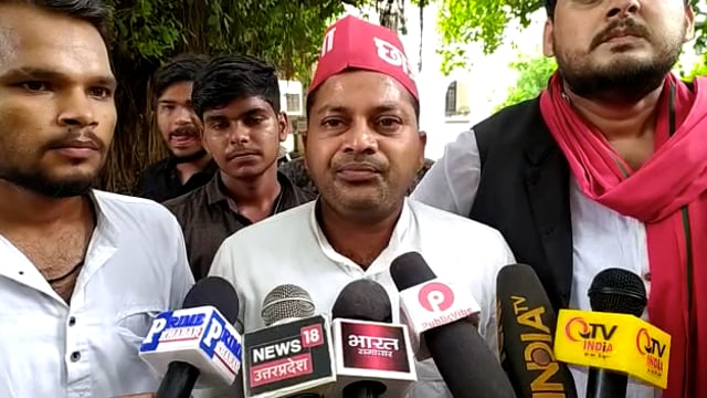 लेखपाल की परीक्षा निरस्त होने के बाद समाजवादी के छात्र कार्यकर्ताओं ने प्रदेश सरकार का पुतला फूंका