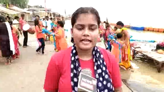 संगम में कांवरियों पर हेलीकॉप्टर से हुई फूलों की वर्षा तो सभी ने लगाया जयकारा, बुलडोजर बाबा की जय हो