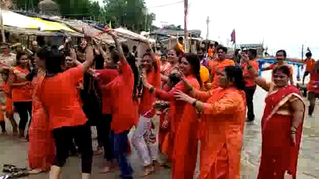 संगम में कांवरियों पर हेलीकॉप्टर से हुई फूलों की वर्षा तो सभी ने लगाया जयकारा, बुलडोजर बाबा की जय हो