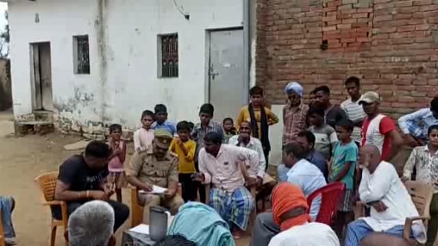 चुनार मिर्ज़ापुर: मोहर्रम पर्व को लेकर चौकी प्रभारी ने मुस्लिम समुदाय के लोगों बीच की बैठक