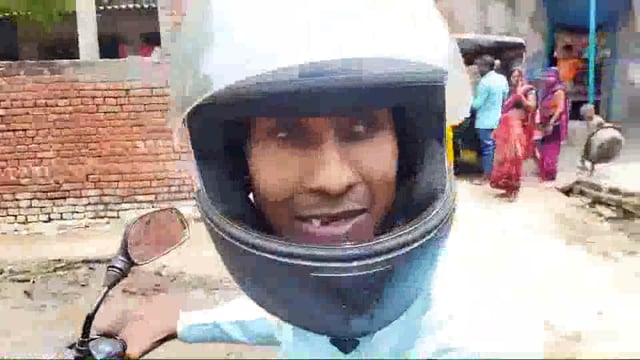 नराई ग्राम में पक्की सड़क पर कीचड़ का अम्बार, आमजनमानस का चलना हुआ दूभर, गंदे कीचड़ से होकर गुजरना पड़ रहा
