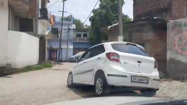 नवाबगंज: नगर में स्टेरिंग फेल होने से सीवर में गिरी कार बाल-बाल बचा ड्राइवर