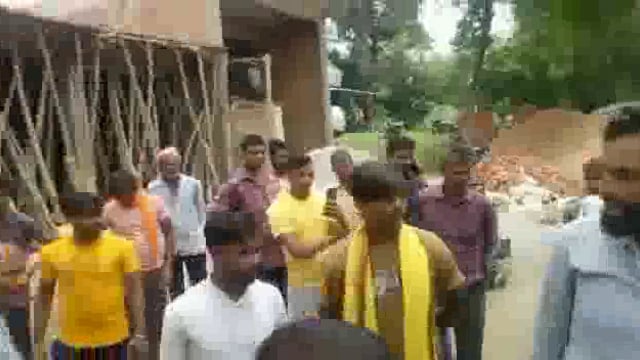 सरकारी चक मार्ग पर किया जा रहा था अवैध निर्माण कार्य, किसानों ने एसडीएम से की शिकायत