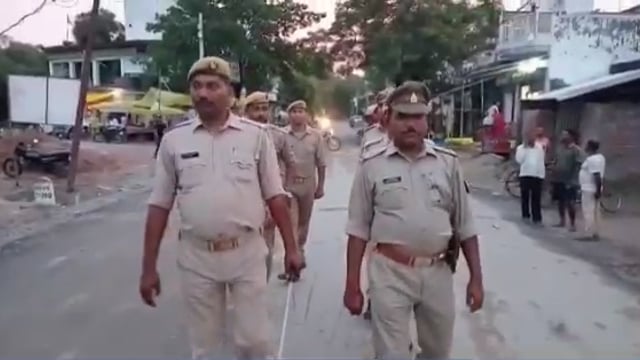 तरबगंज :पकड़ी बाजार में आगामी त्योहारों के मद्देनजर पुलिस ने किया पैदल गस्त