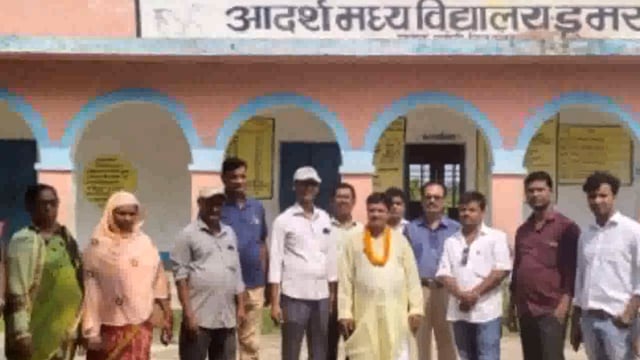 डूमर पंचायत के मध्य विद्यालय डुमर के सहायक शिक्षक मो० असलम का सेवा निवृत्ति के मौके पर विदाई समारोह का आयोजन किया गया