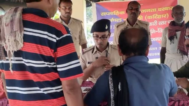 भूमि विवाद संबंधी मामले के निष्पादन को लेकर पोठिया ओपी परिसर में जनता दरबार का आयोजन किया गया