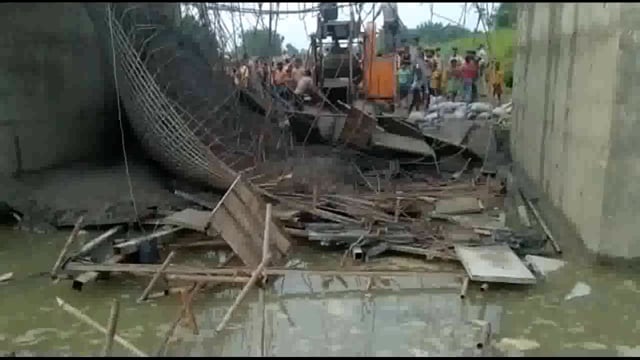 समेली के बकिया के समीप बन रहे पुल का ढलाई के दौरान सेटरिंग टूटा आधा दर्जन मजदूर घायल 


