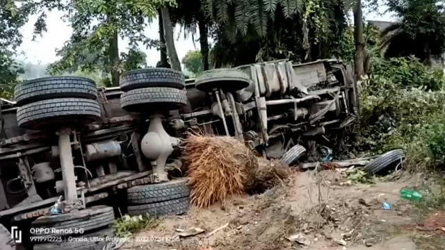 गौवंश को बचाने में हुई दुर्घटना गड्ढे में पलटा ट्रक।