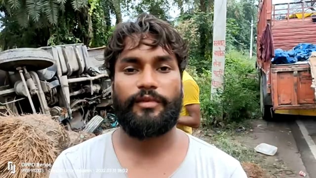 आलू लदा ट्रक हुआ दुर्घटनाग्रस्त ट्रक सवार ने बताया दुर्घटना का कारण।