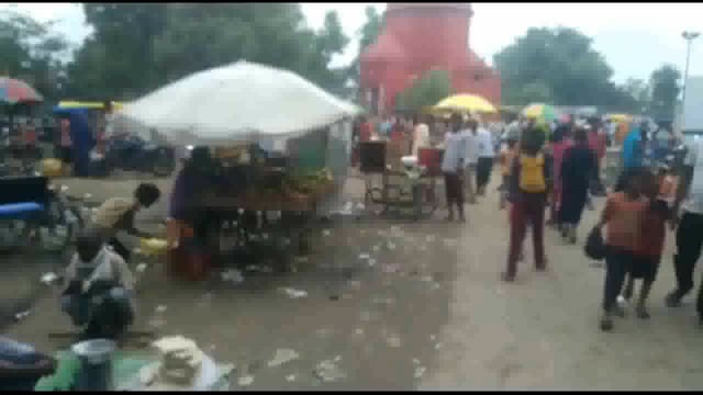 तरबगंज: सावन माह के तीसरे सोमवार सिद्ध पीठ बालेश्वर नाथ मंदिर पर शिव भक्तों ने किया जलाभिषेक