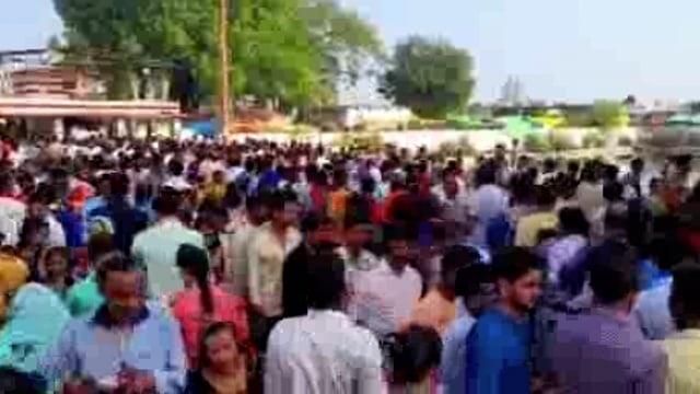 लालगंज के बालेश्वर मंदिर में श्रद्धालुओं की उमड़ी भीड़ मंदिर में कर रहे पूजा अर्चना।