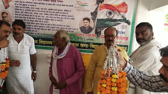 आजादी महोत्सव के 75वें वर्षगांठ पर अध्यापकों द्वारा प्रधान प्रतिनिधि रोर को किया गया सम्मानित