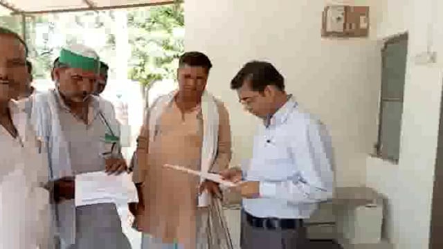गरौठा में भारतीय किसान यूनियन द्वारा प्रधानमंत्री के नाम उप जिलाधिकारी क्षितिज द्विवेदी के माध्यम से नायब तहसीलदार को सौ