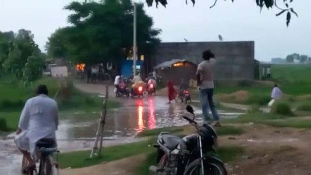 कपिलवस्तु थाना क्षेत्र के बजहा भारत नेपाल बार्डर पर तस्कर मोटरसाइकिल से उर्वरक लेकर जाते वीडियो हो रहा है वायरल।