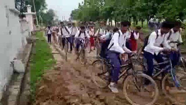 चुनार मिर्ज़ापुर: विद्यालय के मार्ग में फैला कीचड़ बच्चों का आवागमन हुआ मुश्किल