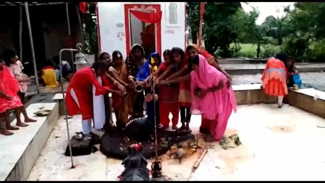 सावन की तीसरी सोमवारी पर श्रद्धालुओं ने सिरदला प्रखंड के विभिन्न शिव मंदिरों में महादेव की पूजा की अर्चना
