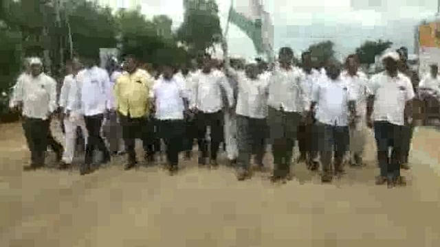 कडेगाव येथे स्वाभिमानी शेतकरी संघटनेचा साखर कारखान्यावर मोर्चा