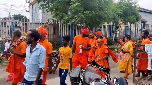 औरंगाबाद -रफीगंज में सावन के तीसरे सोमवार को सैकड़ों श्रद्धालु रवाना हुए बोल बम ।