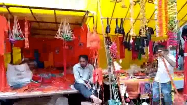 कोरोना व महंगाई का असर कावड़ बेचने वाले दुकानदारों पर भी पड़ रहा है