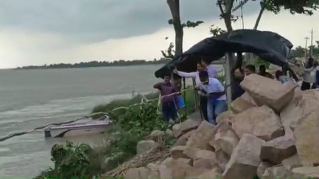 तरबगंज ऐली पर सोली तटबंध का जिला अधिकारी डॉ उज्जवल कुमार ने किया औचक निरीक्षण दिए दिशा निर्देश